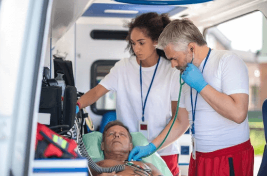 personale sanitario a bordo di ambulanza